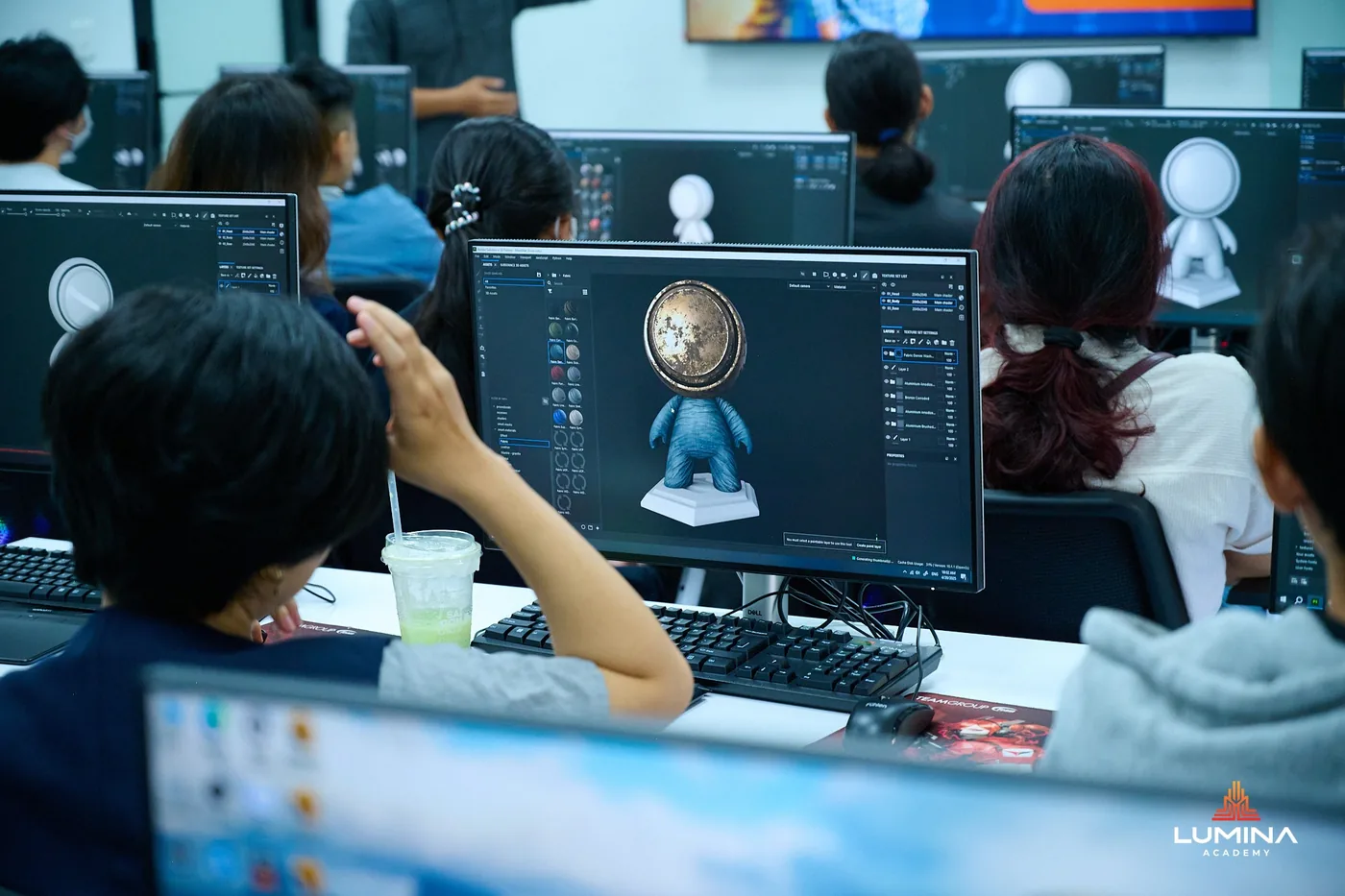 Mentor hướng dẫn học viên trong buổi học thử Lumina